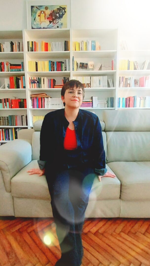 Chi sono: Elena Marinelli foto profilo seduta sul divano
